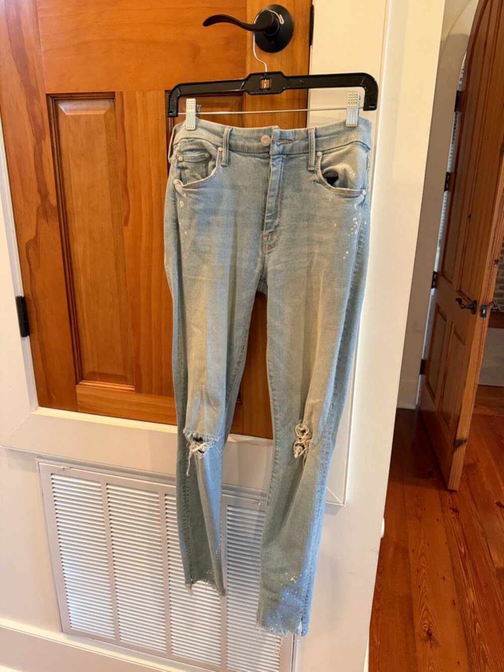 Women's MOTHER Jeans Size 27 light wash. Style: The Looker Sacred Slit Ankle.